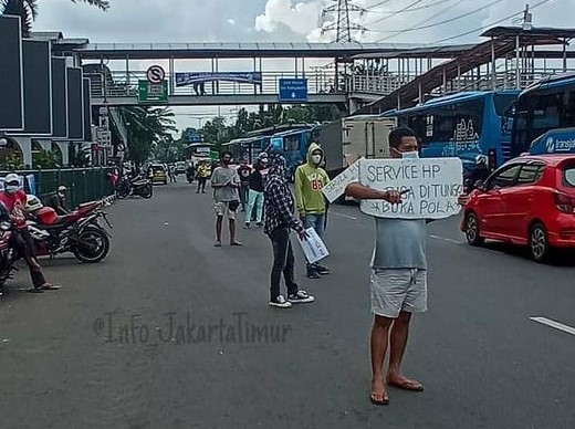 Mal Tutup Selama PPKM, Tukang Servis HP Di PGC Buka Lapak Di Pinggir Jalan