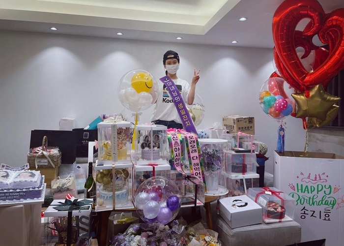 Ulang Tahun ke-40, Song Ji Hyo Pamer Kue Ultah dari Fans