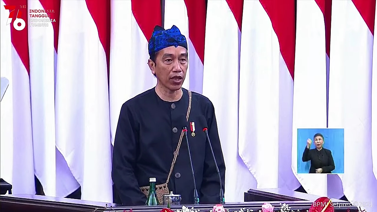 Roundup 16 Agustus: Baju Adat Baduy Jokowi hingga PPKM Diperpanjang Lagi