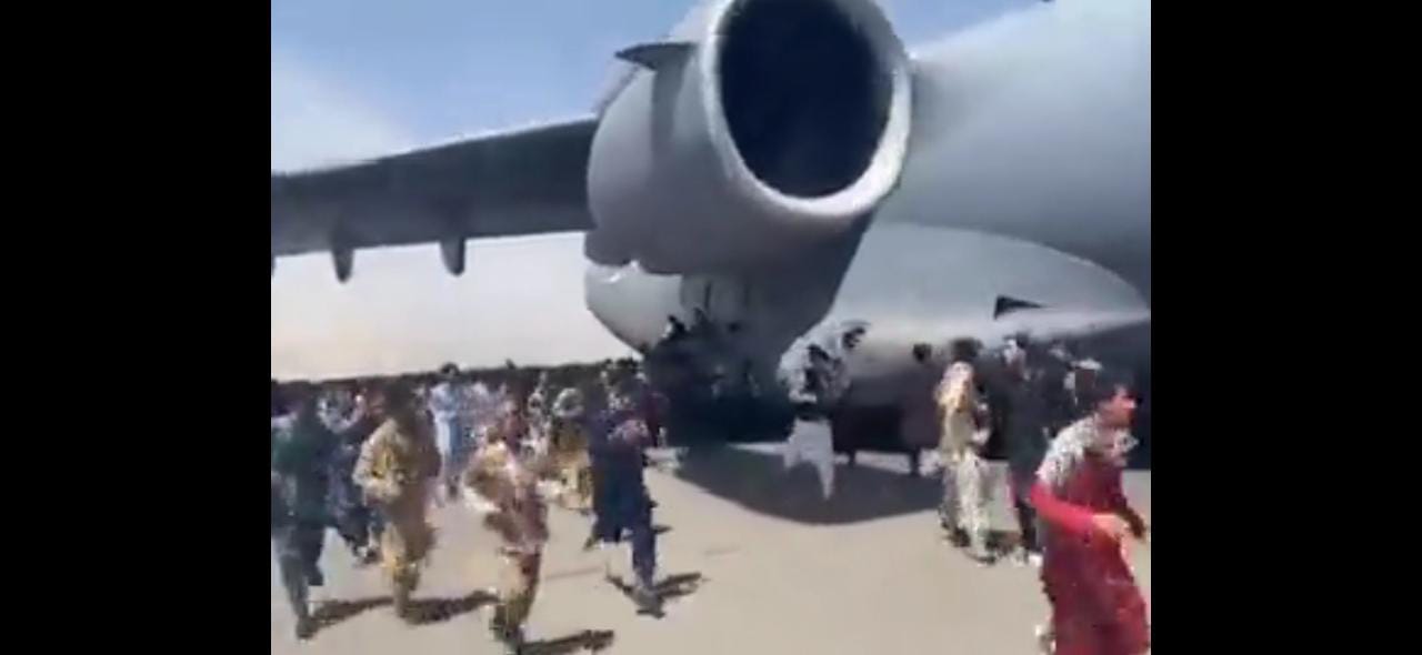 Bandara Kabul Kacau, Ribuan Warga Berlarian Serbu Pesawat