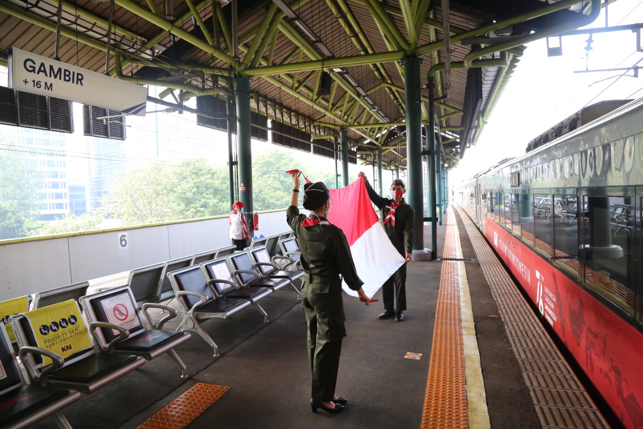 Peringati HUT Ke-76 RI, PT KAI Kibarkan Bendera Merah Putih di Kereta 