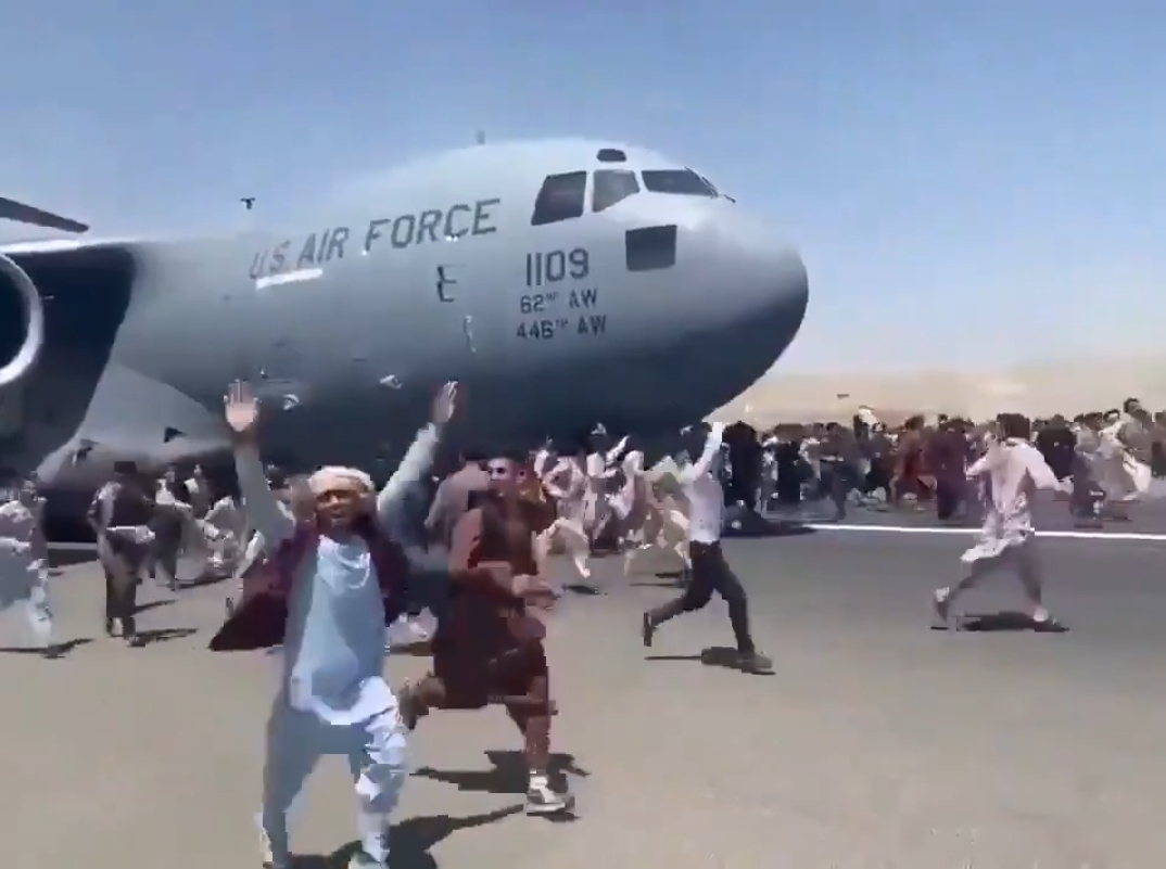 Kabur dari Taliban, Warga Afghanistan Malah Jatuh dari Pesawat AS