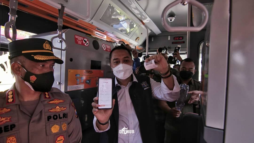 Asyik! Naik Suroboyo Bus Kini Bisa Bayar Pakai Uang Elektronik
