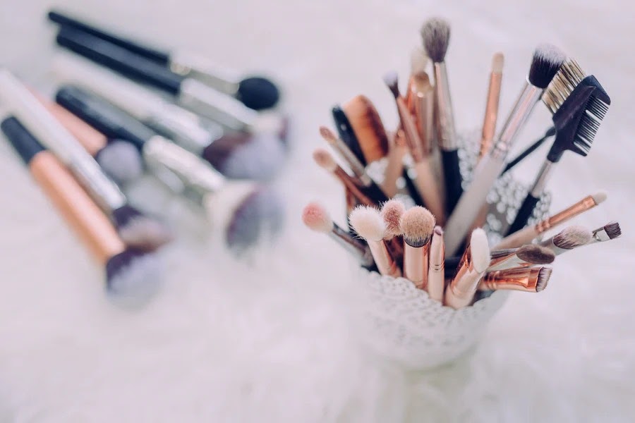 Cara Mencuci Brush Makeup Agar Tak Jadi Sarang Kotoran dan Bakteri 