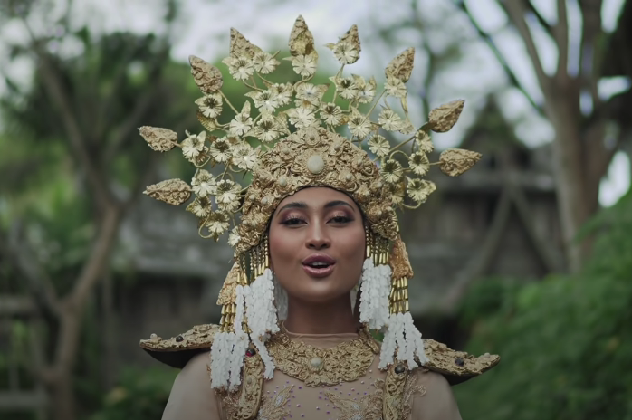 Novia Bachmid Pakai 8 Baju Adat di MV 'Wonderland Indonesia'