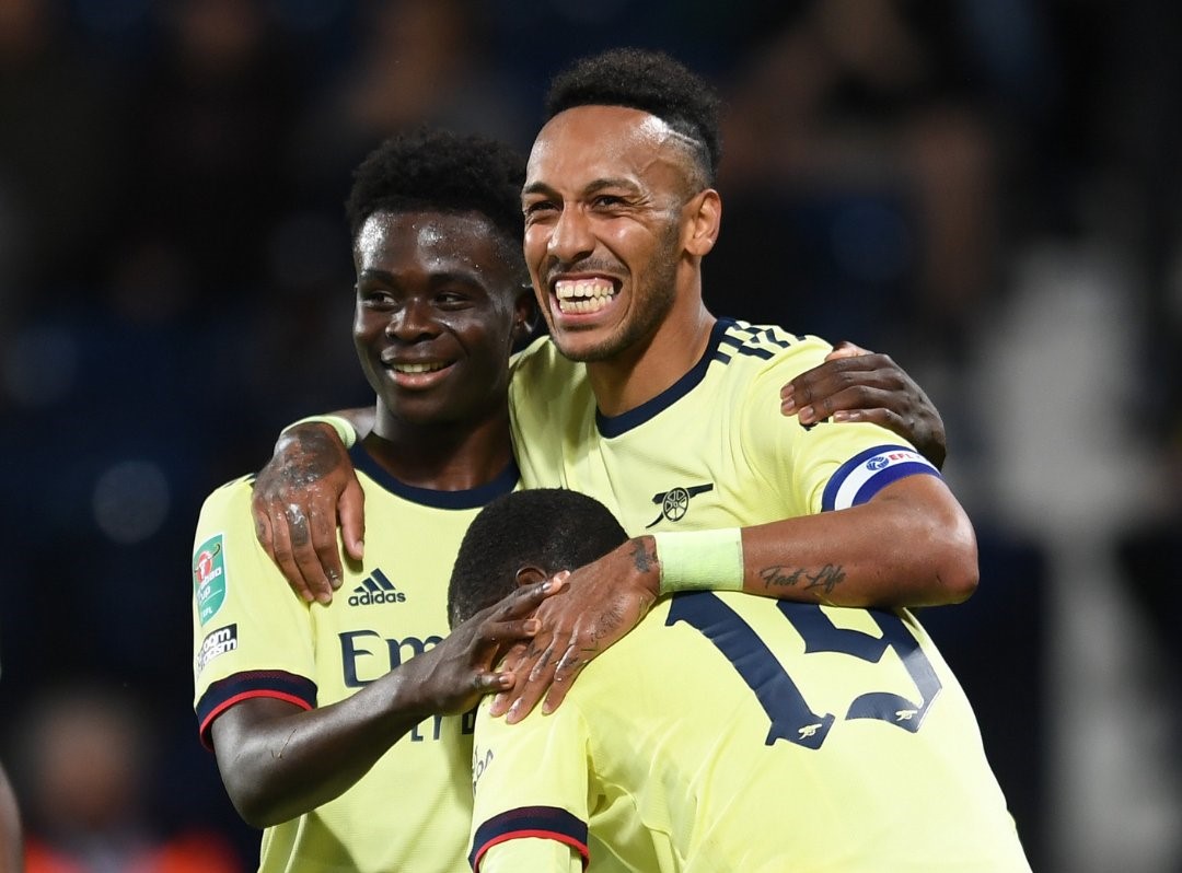 Arsenal Menang Besar, Aubameyang Hattrick
