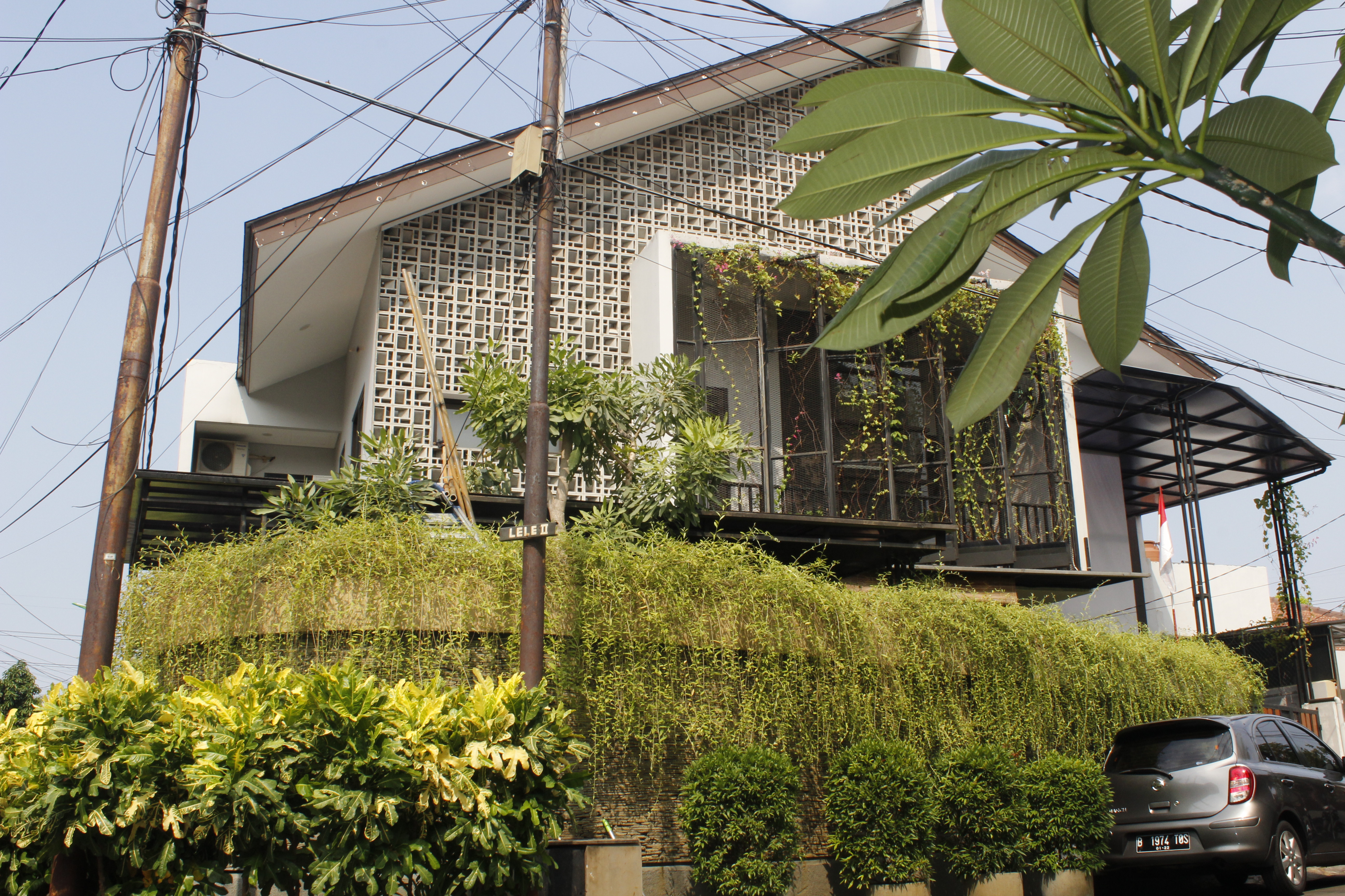 Tertarik Punya Rumah Industrial Dipadu dengan Tropikal? Simak Tipsnya!