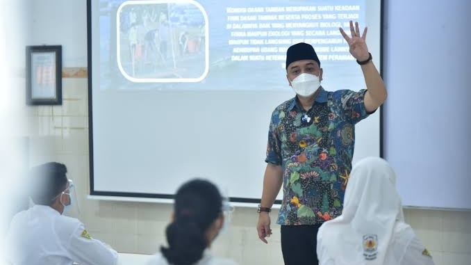 Kasus COVID-19 Melonjak, Surabaya Kembali Terapkan PTM 50 Persen