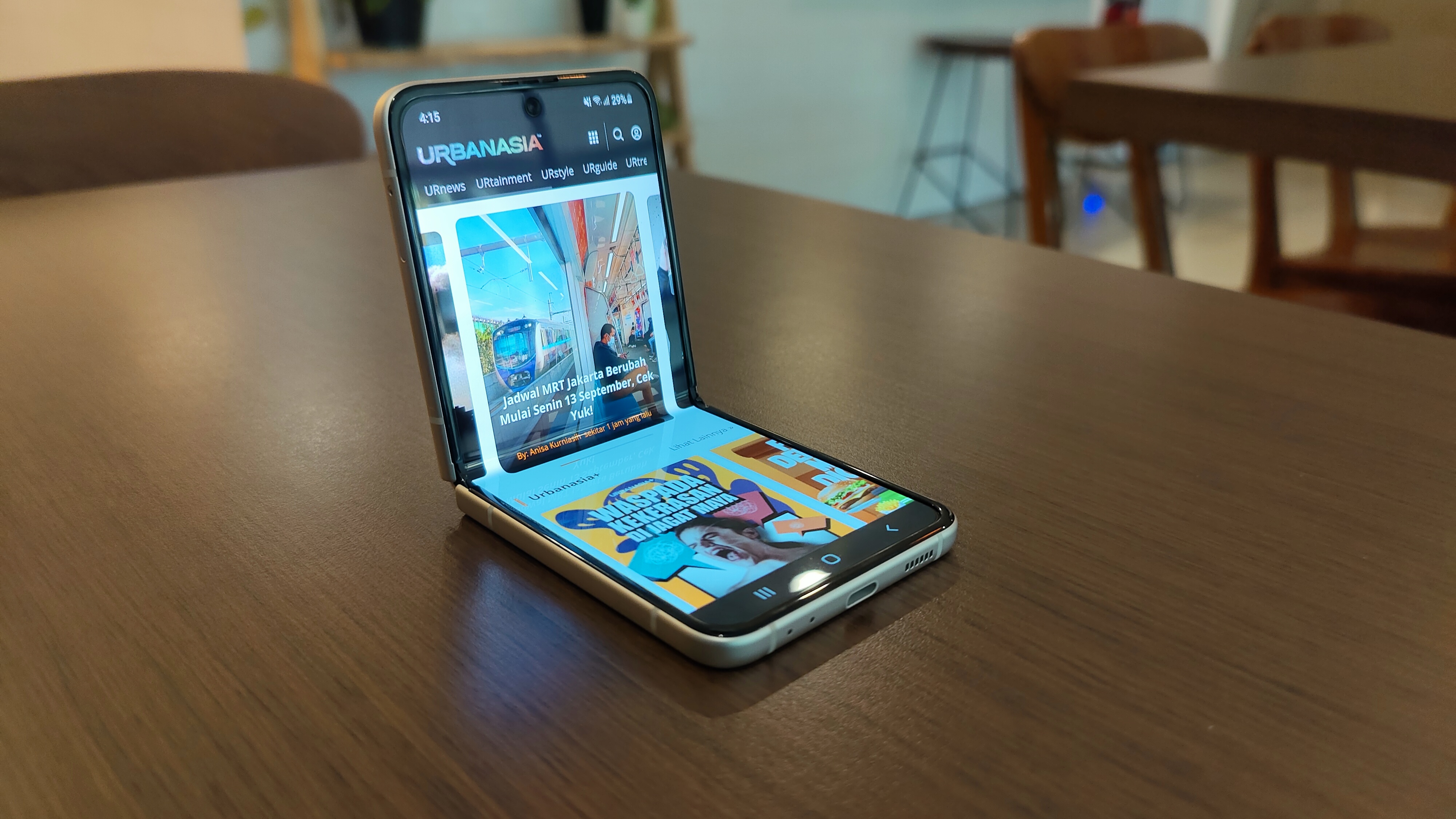 Review Samsung Galaxy Z Flip3, Kasih Pengalaman Seru