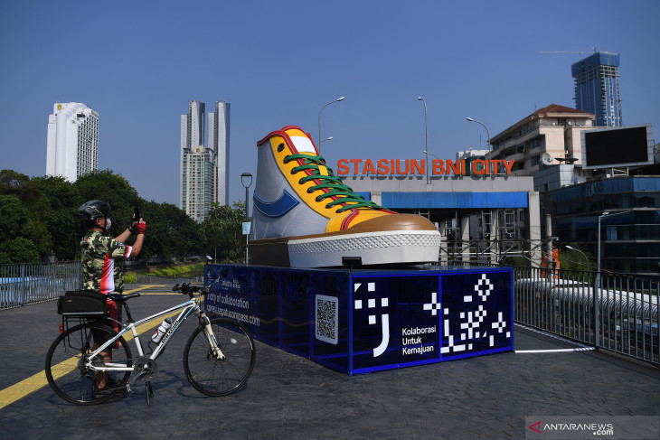 Pemprov DKI Jakarta Bangun Tugu Sepatu Instagramable di Sudirman
