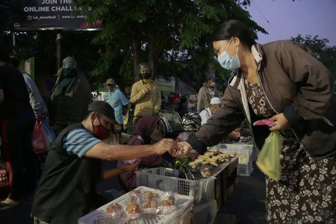 Pedagang di Surabaya Sudah Boleh Jualan hingga Tengah Malam