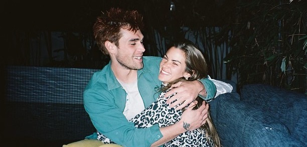 Bintang 'Riverdale' KJ Apa Sambut Kelahiran Anak Pertama