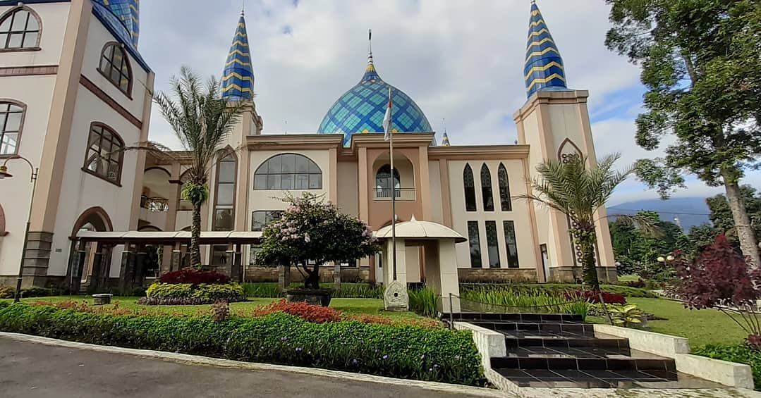 Viral Remaja Penata Sandal Jemaah di Masjid, Ternyata ‘Anak Sultan’