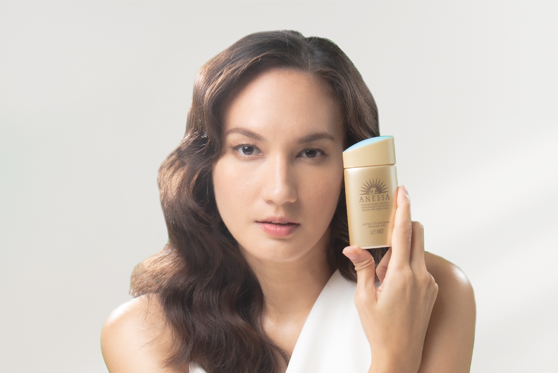 Nadine Chandrawinata Ajak Wanita Jangan Takut Matahari Lewat Produk Ini