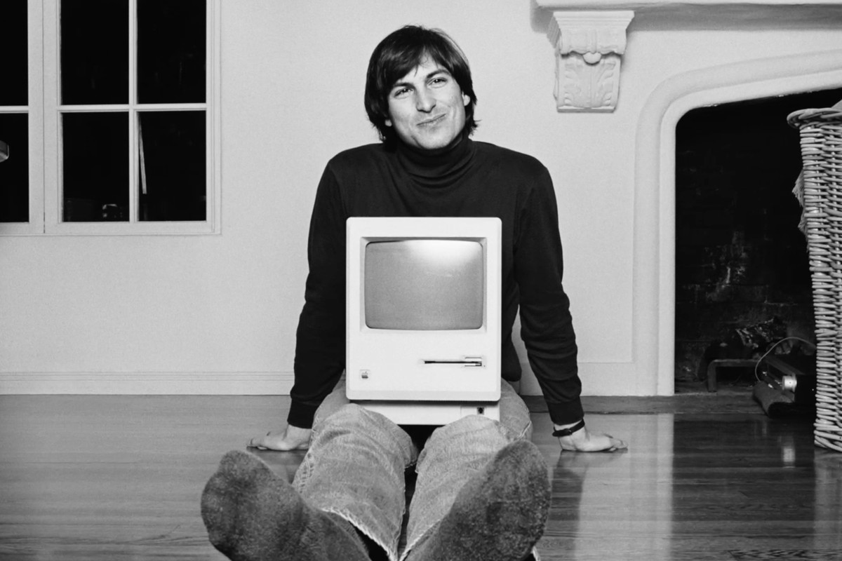 Apple Kenang Mendiang Steve Jobs