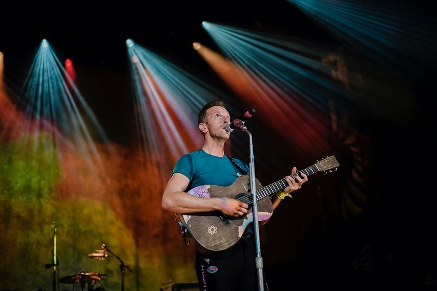 Chris Martin Persembahkan 'My Universe' untuk Dakota Johnson di Konser Coldplay