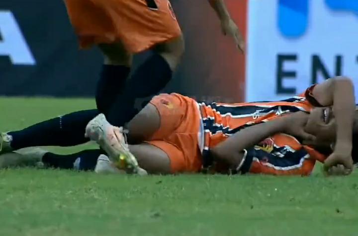 Leher Gelandang PPSM Diinjak, Keputusan Wasit Jadi Sorotan