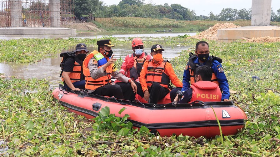 Perahu Penyeberangan Terbalik di Sungai Bengawan Solo, 6 Penumpang Hilang