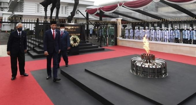 Jokowi Resmikan Tugu Api Semangat Indonesia Merdeka