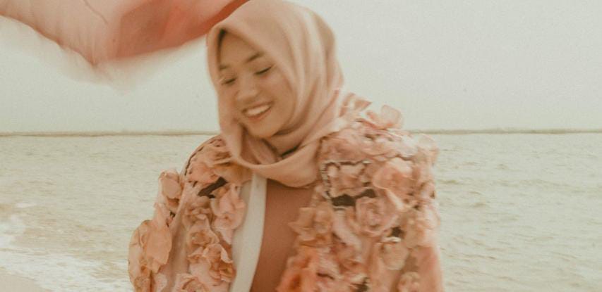 Alya Zurraya Kisahkan Cinta Klasik dalam Single 'Semat Semesta'