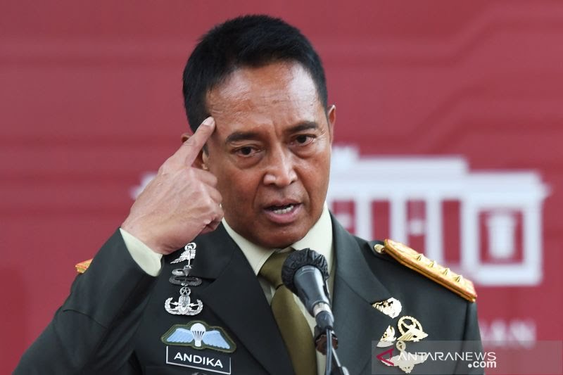 Panglima TNI Andika Tegur Kasrem Merauke Main HP saat Rapat