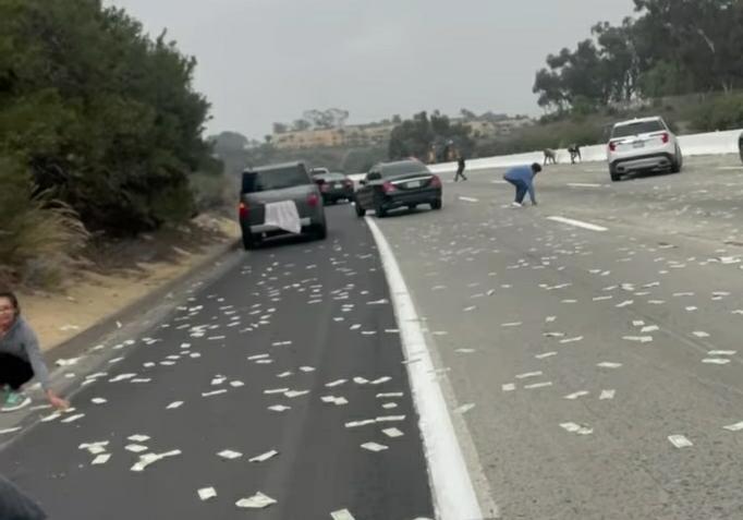 Warga California Ambil Uang Berserakan di Jalan, Polisi Minta Kembalikan