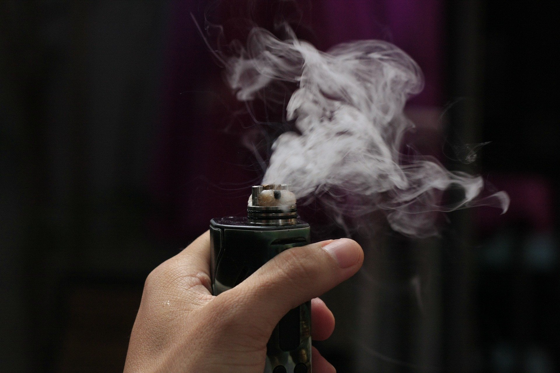 Rokok Elektrik Dilarang untuk Konsumen Usia di Bawah 18 Tahun