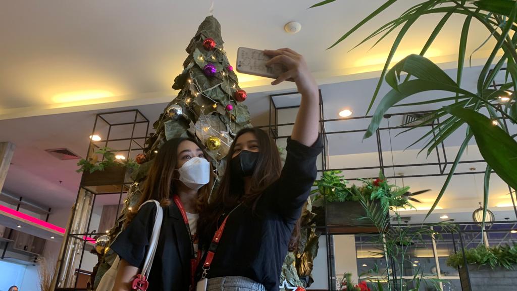 Unik, Hotel di Surabaya Ini Kreasikan Daun Jati Jadi Pohon Natal