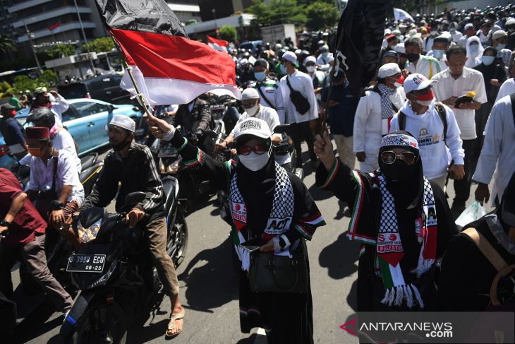 Massa Reuni 212 Tetap Berkumpul dan Berselawat di Jakarta Pusat