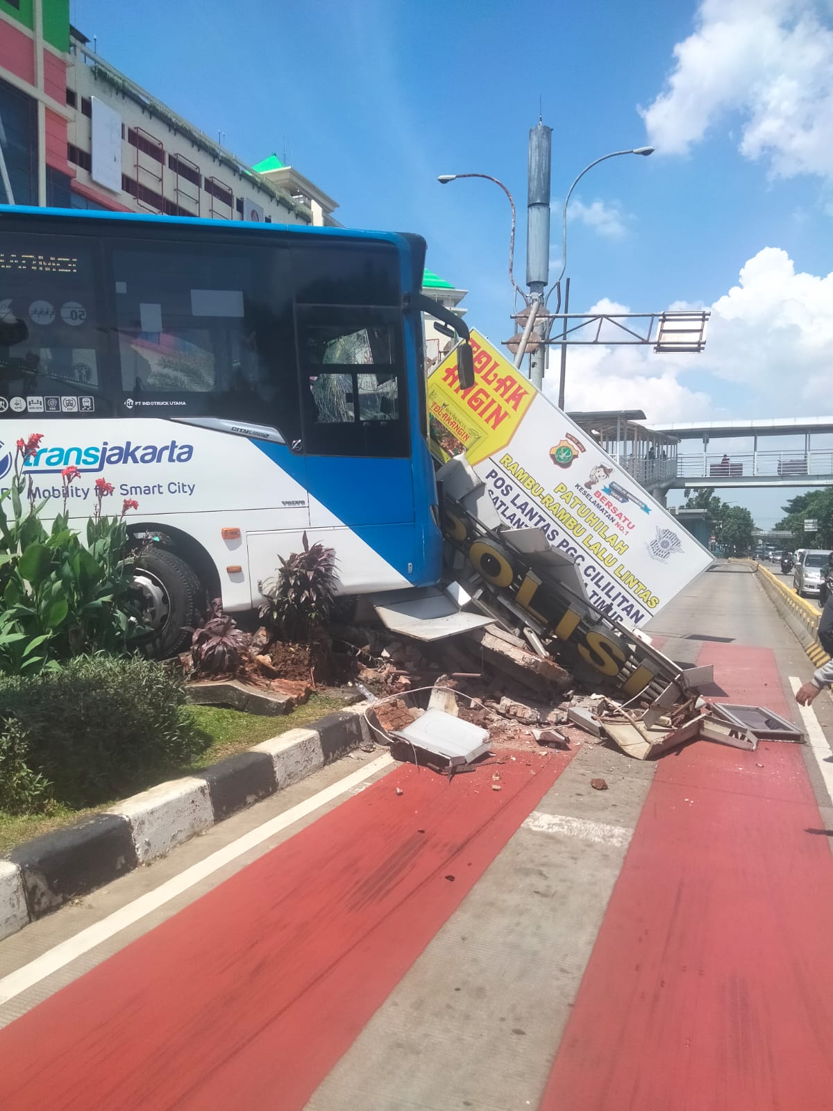 Bus Transjakarta Tabrak Pos Polisi PGC Cililitan hingga Ambruk