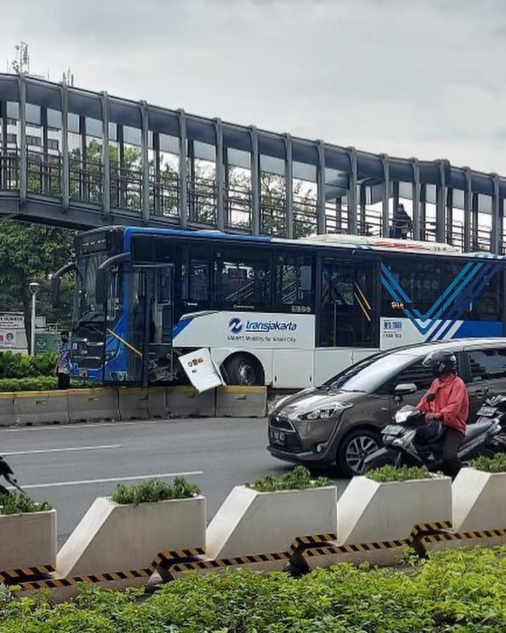 Bus Transjakarta Kecelakaan Lagi, Hantam Separator di Depan Ratu Plaza