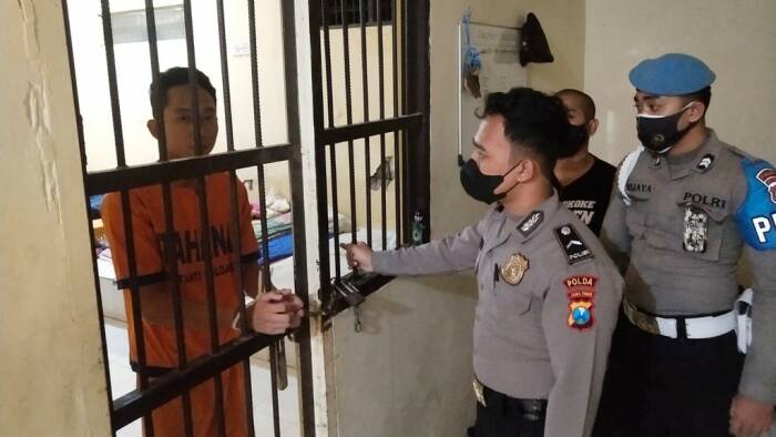 Penampakan Randy Pakai Baju Tahanan dan Dibui di Mapolres Mojokerto