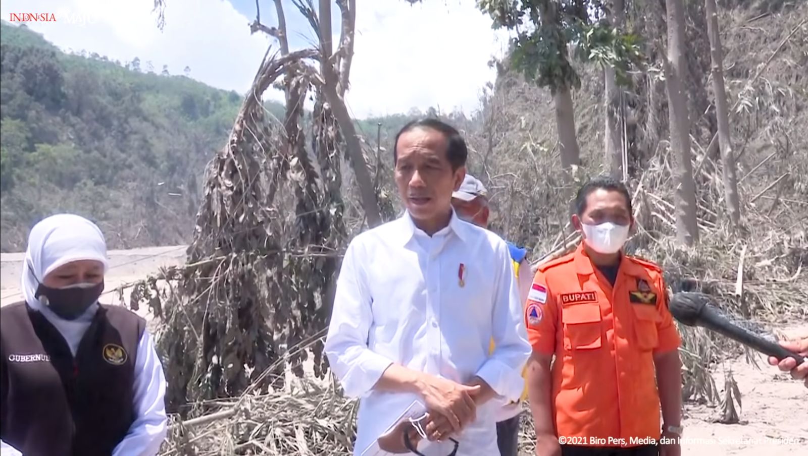 Jokowi Tinjau Lokasi Erupsi Semeru dan Pastikan Bantuan untuk Korban