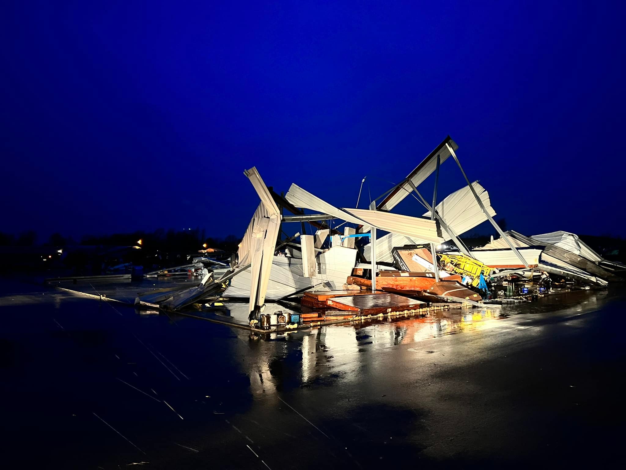 Kentucky Dihantam Tornado, Bandara Danvil-Boyle hingga Pesawat Hancur