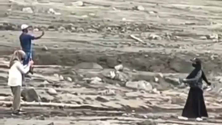 Viral Video Warga Berfoto di Lokasi Erupsi Gunung Semeru, Khofifah Angkat Bicara