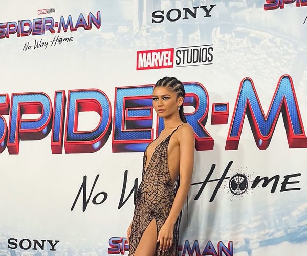 Pakai Riasan Smoky, Zendaya Curi Perhatian di Red Carpet 'Spider-Man: No Way Home'