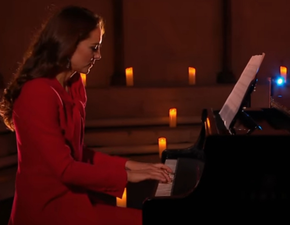 Natal Kerajaan Inggris: Ratu Kenang Mendiang Suami, Kate Middleton Main Piano