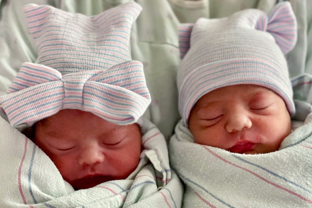 Selisih 15 Menit, Bayi Kembar di California Lahir di 2021 dan 2022