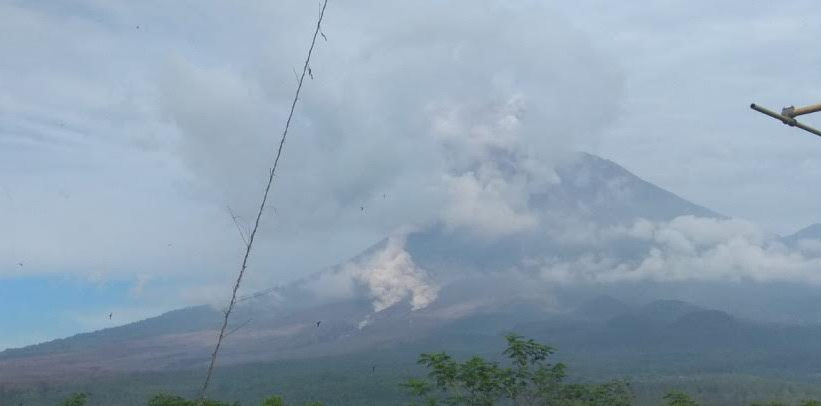 Gunung Semeru Kembali Luncurkan Awan Panas hingga 5000 Meter