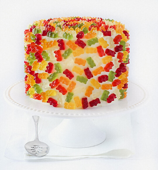 1641951898-Foto-1-Gummy-bear-layer-cake-(flickrRaspberri-Cupcakes).jpg