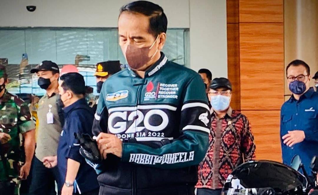 Outfit Jokowi di Sirkuit Mandalika, Semuanya Brand Lokal Loh!