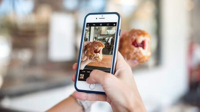Suka Selfie di Mobil dan Posting Foto Makanan, Butuh Pengakuan? Ini Kata Psikolog
