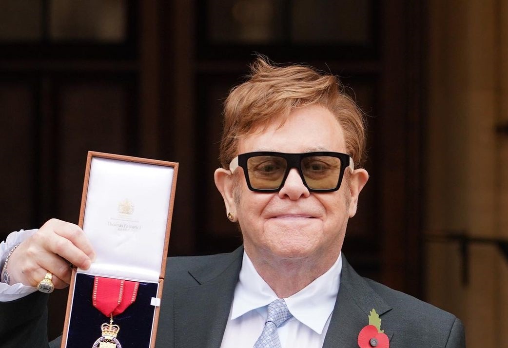 Elton John Tunda Konser karena Positif COVID-19