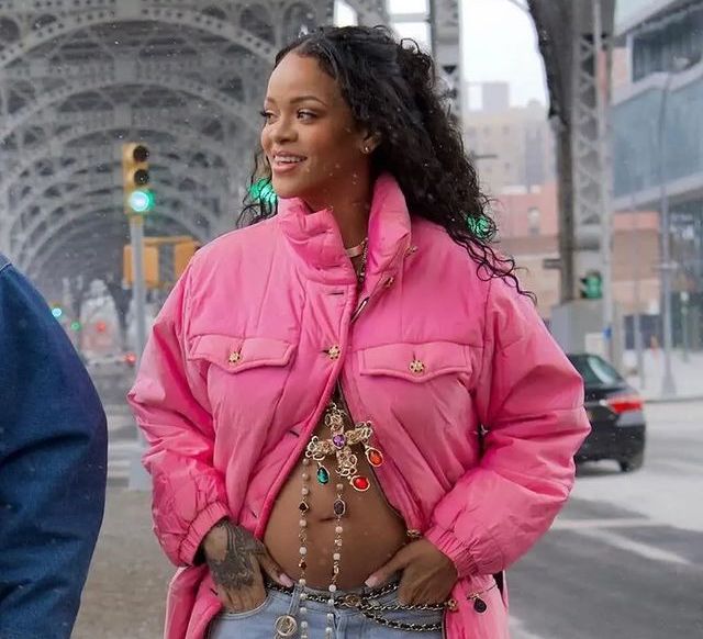 Pamer Baby Bump, Rihanna Hamil Anak Pertama dengan ASAP Rocky