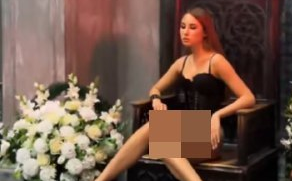 Heboh Model Pakai Lingerie Tampil di Iklan Jasa Pemakaman