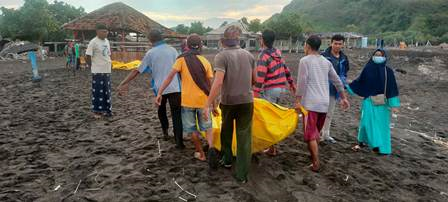 Terseret Ombak saat Ritual di Pantai Payangan Jember, 11 Orang Tewas
