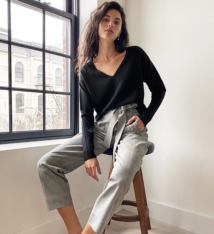 1645006959-Baju-dengan-potongan-v-neck-(Pinterest-Aritzia).jpg