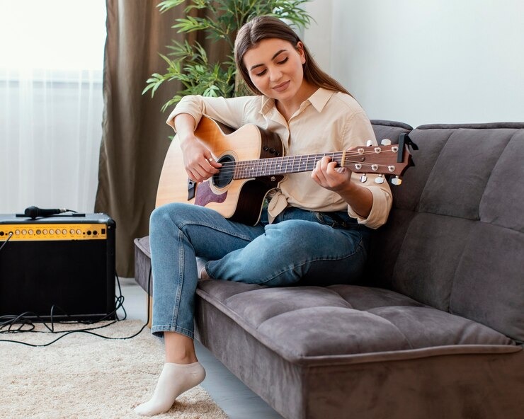 1645006988-Bermain-alat-musik-(Freepik).jpeg