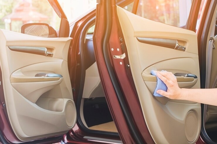 1645789136-Bersihkan-Bagian-Interior-Mobil-(Freepik-jcomp).jpeg