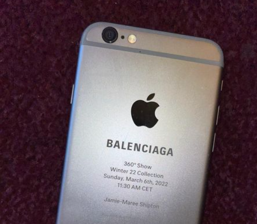 Balenciaga Kirim iPhone Rusak untuk Undangan Fall/Winter 2022